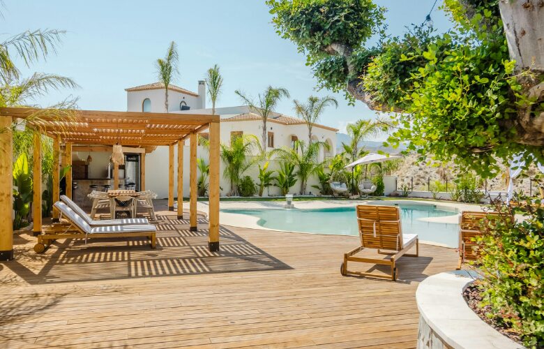 Picture of a pergola that blocks rain by the poolside